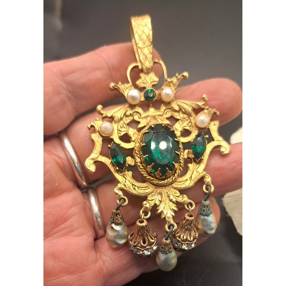 Vintage COROCRAFT Shield Design Brooch Green Glass Stones Dangle Baroque Pearls - Picture 3 of 9